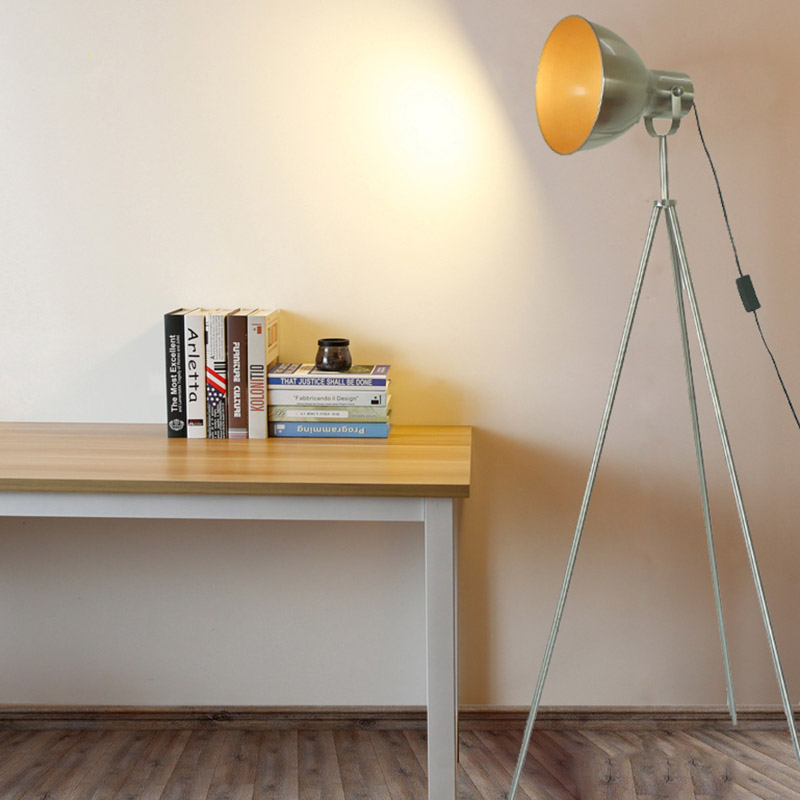 Nostalgic swinging leg floor lamp